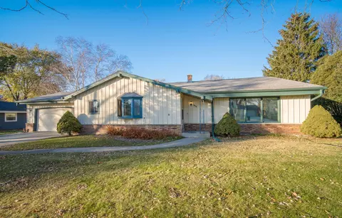 3676 W Hilltop, Franklin, WI 53132