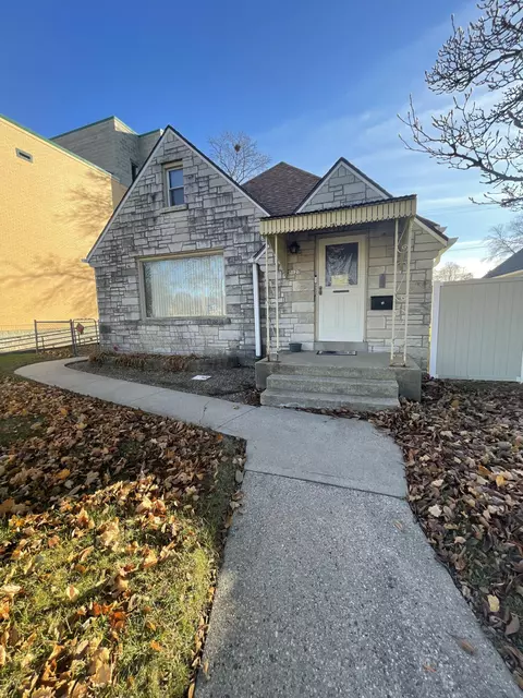5127 W Keefe, Milwaukee, WI 53216