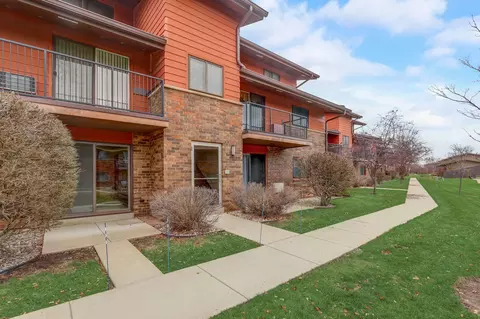 8530 W Waterford #4, Greenfield, WI 53228