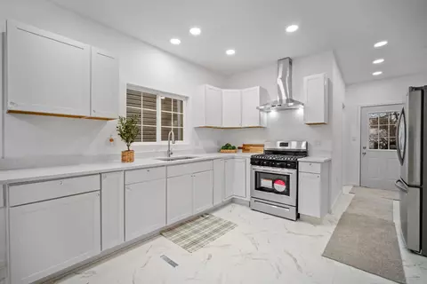 2809 W Burnham, Milwaukee, WI 53215