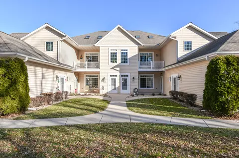 w397n5962 Autumn Woods #8, Oconomowoc, WI 53066