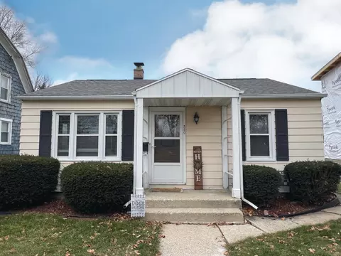 230 W Roberta, Waukesha, WI 53186
