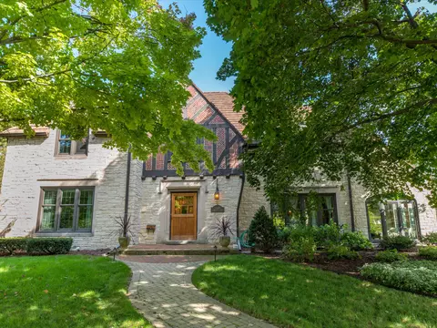 660 N Honey Crk, Wauwatosa, WI 53213
