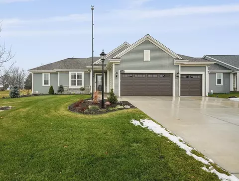 2709 Red Oak, East Troy, WI 53120