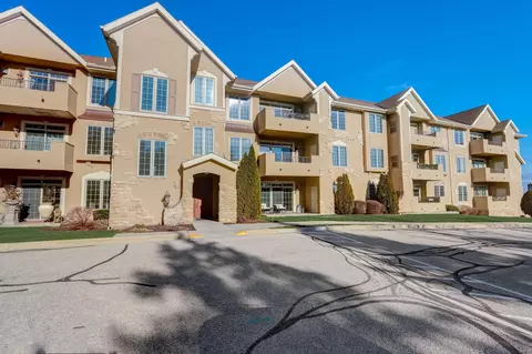 2912 N University #307, Waukesha, WI 53188