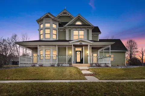 1373 Forest Vw, Oconomowoc, WI 53066