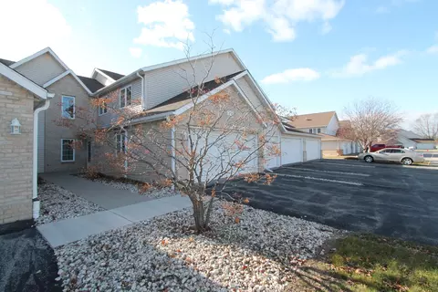 921 Prestwick #7, Waterford, WI 53185