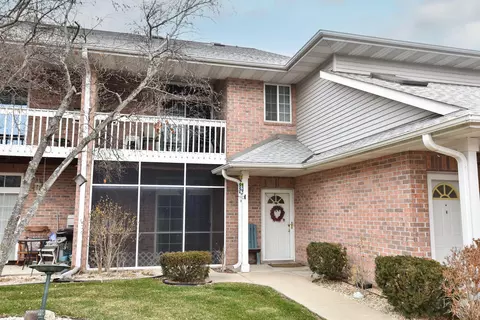 522 Westfield #G, Pewaukee, WI 53072