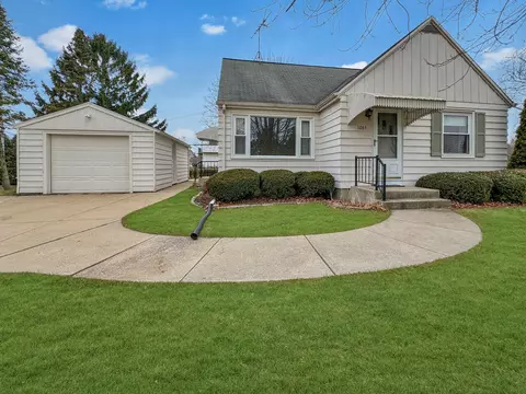 1065 S Bobolink, Brookfield, WI 53005