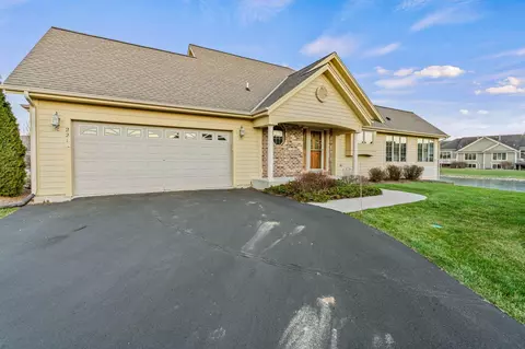 221 Eagles Cv, North Prairie, WI 53153