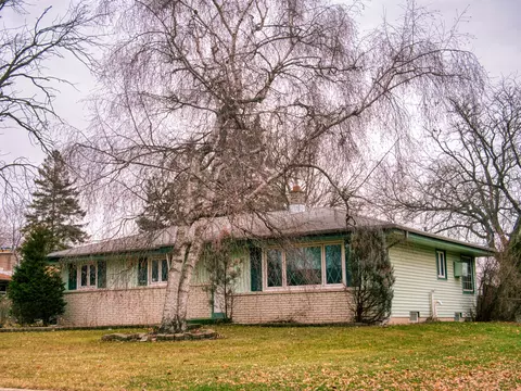 212 Sunset, Pewaukee, WI 53072
