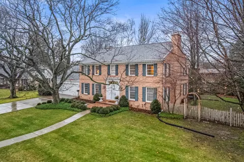 n86w15798 Shore Crst, Menomonee Falls, WI 53051