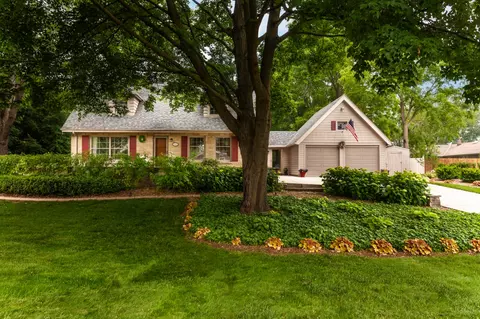 2657 N 117th, Wauwatosa, WI 53226
