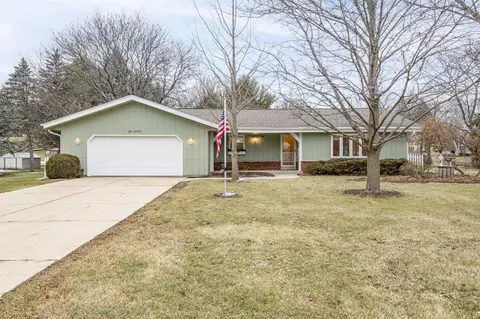 s42w27312 Oak Grv, Waukesha, WI 53189