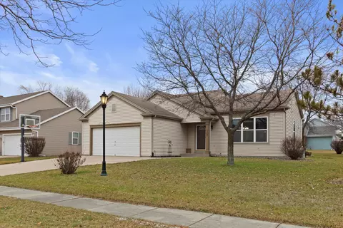 1363 Chesterwood, Pewaukee, WI 53072