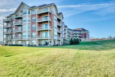 4110 S S Lk #446, Saint Francis, WI 53235