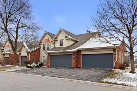 3560 W Old Oaks, Greenfield, WI 53221
