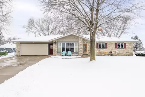 n895 Center Street, Ixonia, WI 53036