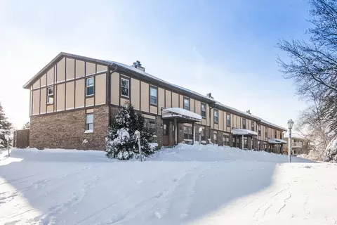 528 Manchester, Hartland, WI 53029