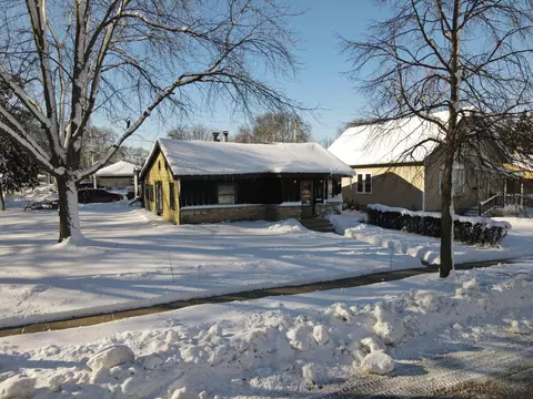 1015 S 86th, West Allis, WI 53214