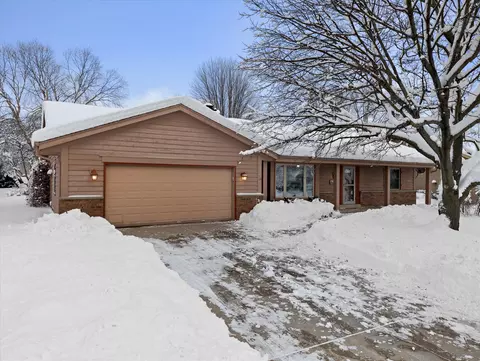 4450 S Regal Mnr, New Berlin, WI 53151