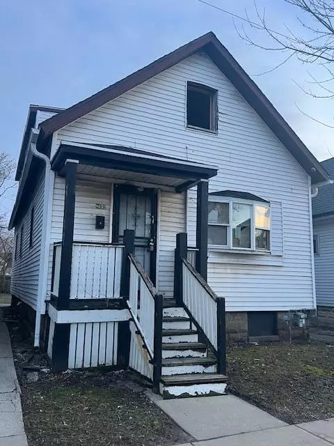 319 E North, Milwaukee, WI 53212