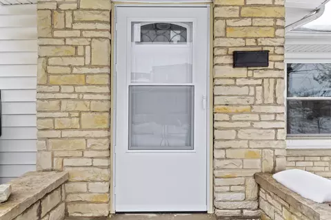 1517 S 94th, West Allis, WI 53214
