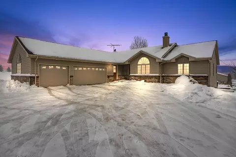 8061 Orchard Vly, Farmington, WI 53090