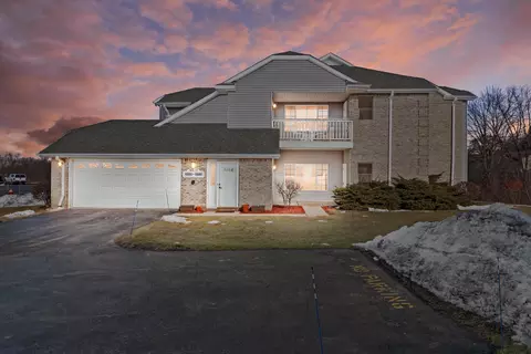 6884 S Rolling Mdws, Oak Creek, WI 53154