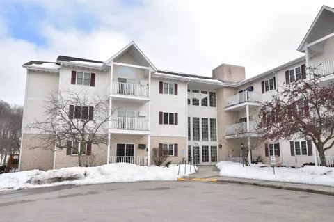 715 Canterberry #305, West Bend, WI 53090