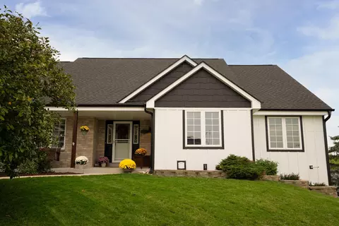 800 Apple Grv, Oconomowoc, WI 53066
