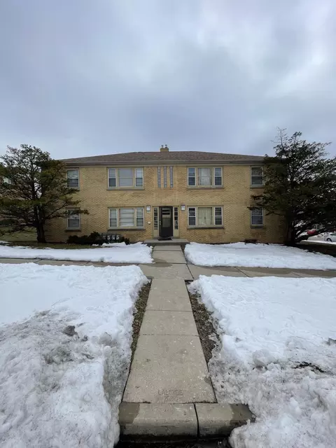 8327 W W Ctr, Milwaukee, WI 53222