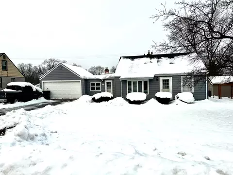 w271n2563 Pear Tree, Pewaukee, WI 53072