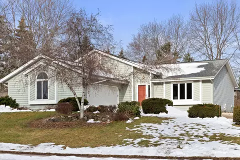 1263 Willow Grv, Pewaukee, WI 53072