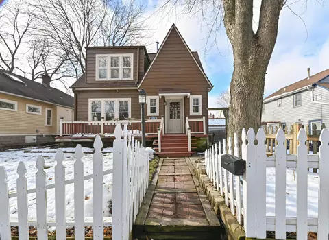 208 S James, Waukesha, WI 53186