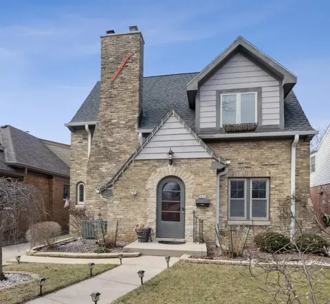 5839 N Bay Rdg, Whitefish Bay, WI 53217