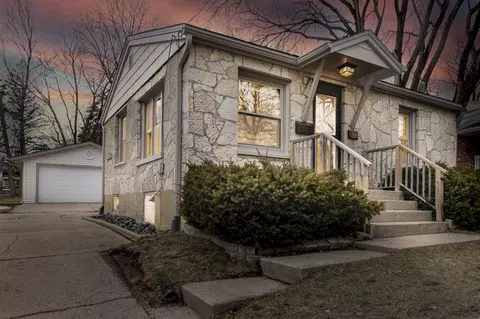 1504 Pleasant Vw, Waukesha, WI 53188