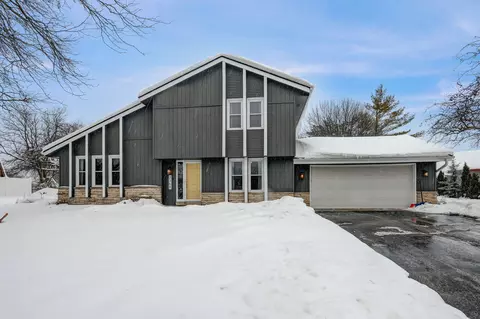 3368 S Acredale, New Berlin, WI 53151
