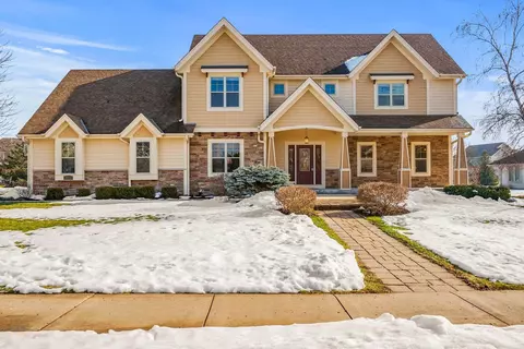 323 Hollyhock, Hartland, WI 53029