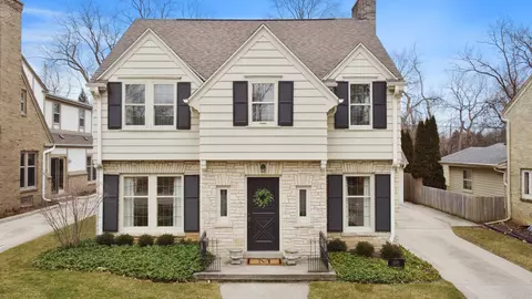 6250 N Bay Rdg, Whitefish Bay, WI 53217