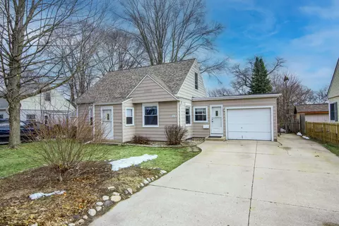 1019 Birchwood, West Bend, WI 53095