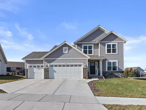 74 Weston Rdg, Oconomowoc, WI 53066