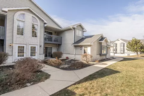 w240n2566 E Parkway Mdw #5, Pewaukee, WI 53072