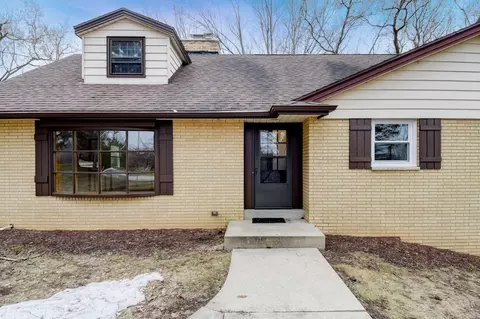 8911 Cedar Crk, Cedarburg, WI 53012