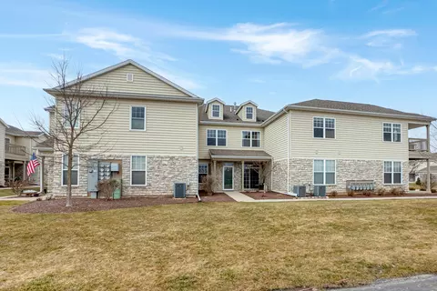 n17w26433 Meadowgrass #G, Pewaukee, WI 53072