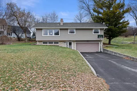22147 W Hillcrest, Waukesha, WI 53186