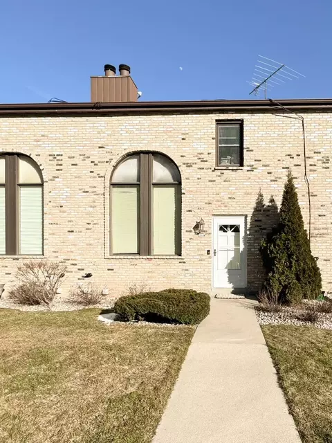 964 N 124th, Wauwatosa, WI 53226