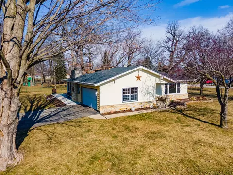 1322 Robincrest, Elkhorn, WI 53121
