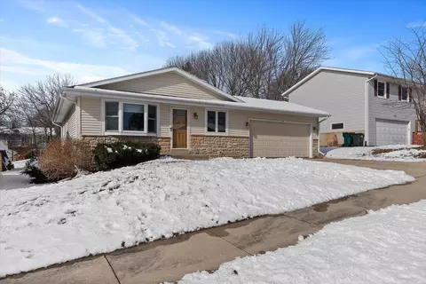 822 Kings Rdg, West Bend, WI 53090