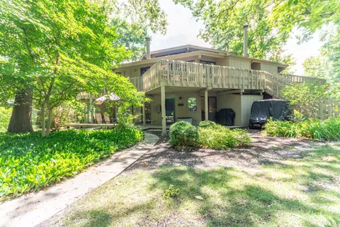 307 Deerpath #B, Fontana, WI 53125
